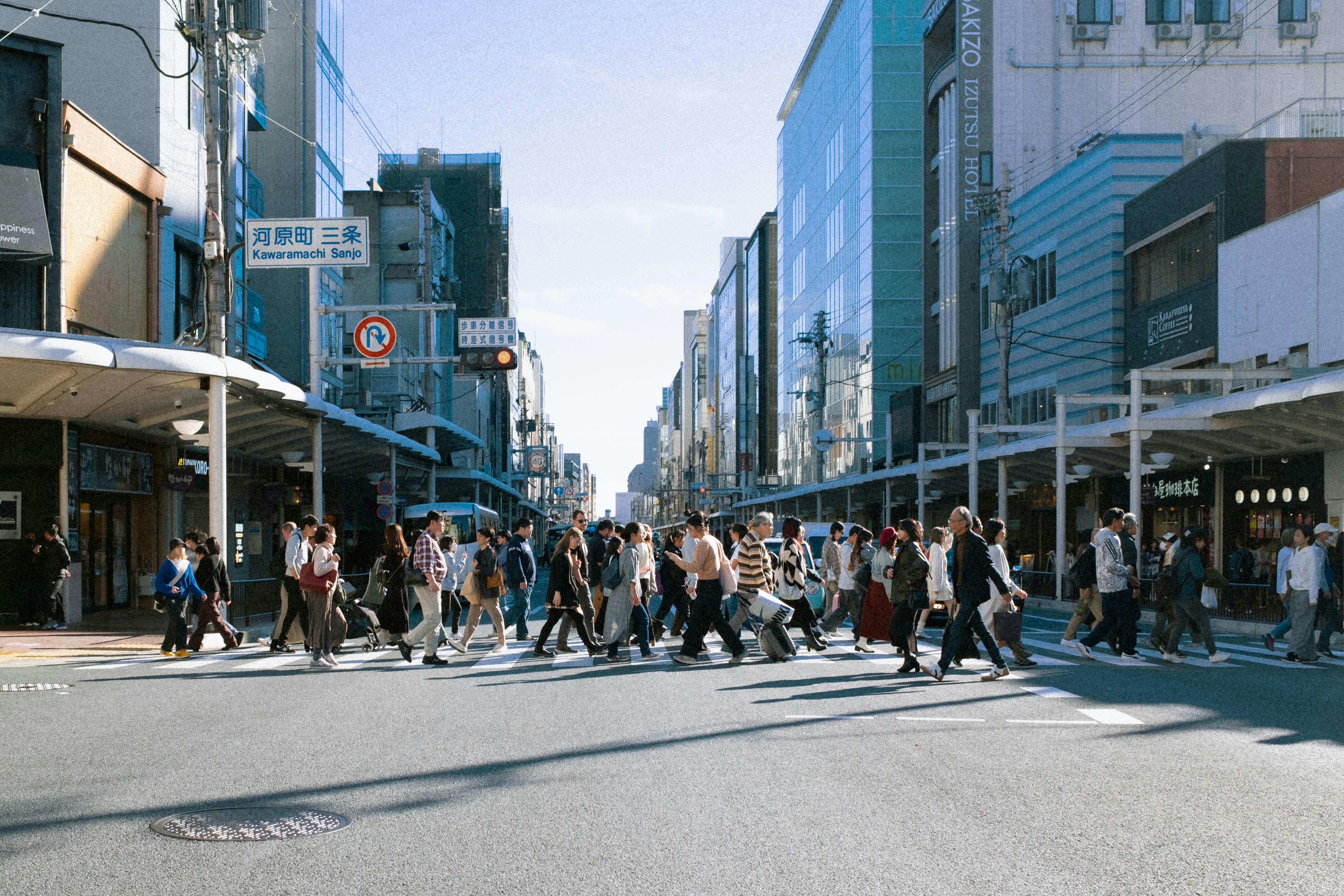 都市の横断歩道を行き交う人々