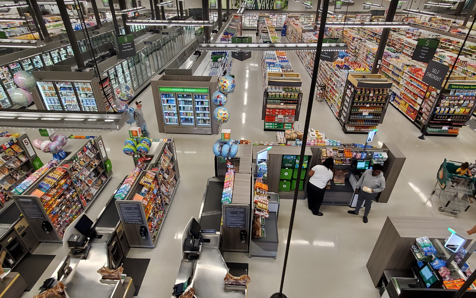 スーパーマーケット店内を俯瞰した写真